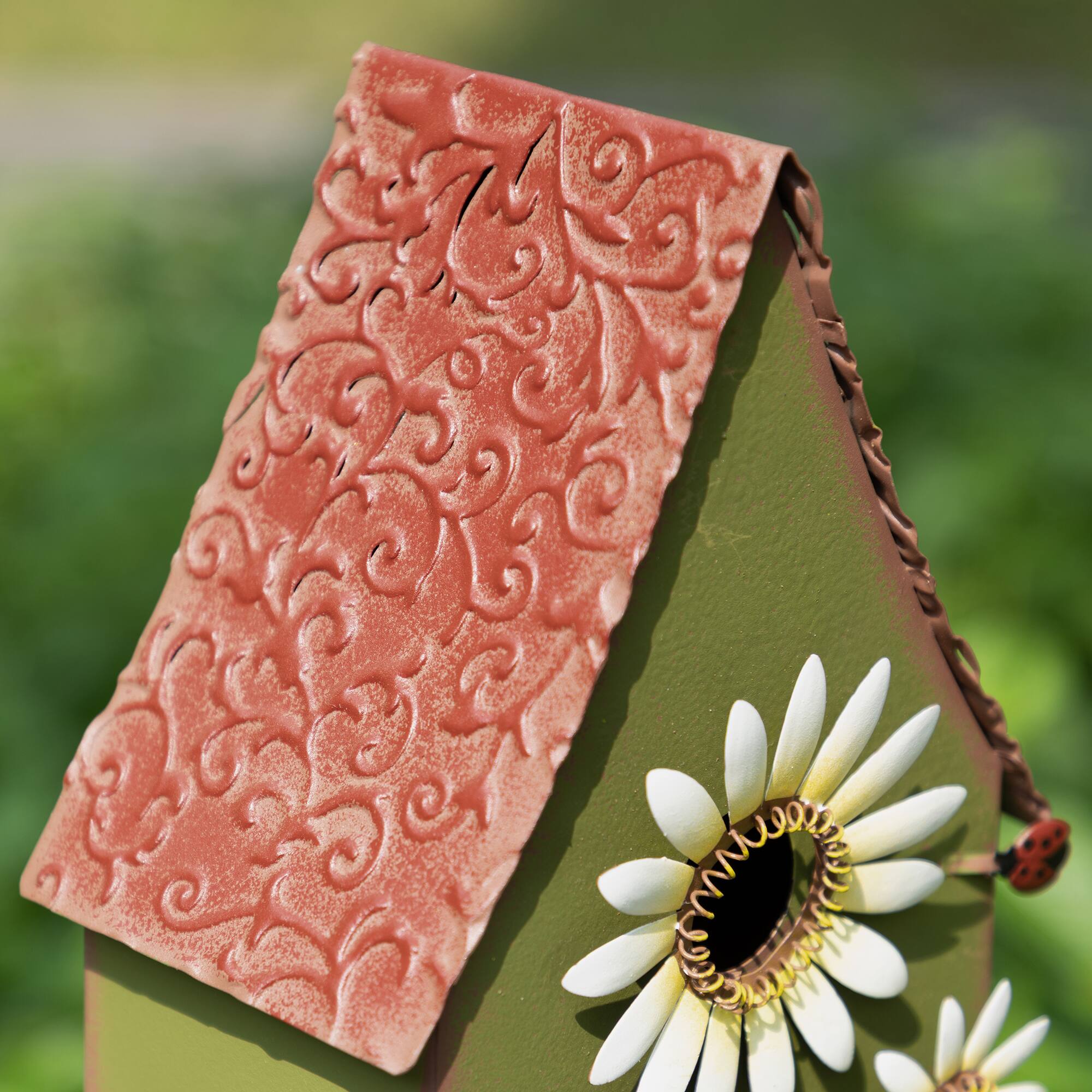 Glitzhome® 52.5" Green Metal Daisy Decorative Garden Birdhouse with Stake